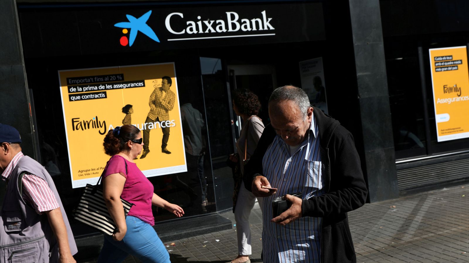 Foto: Una oficina de Caixabank en Barcelona. (Reuters)