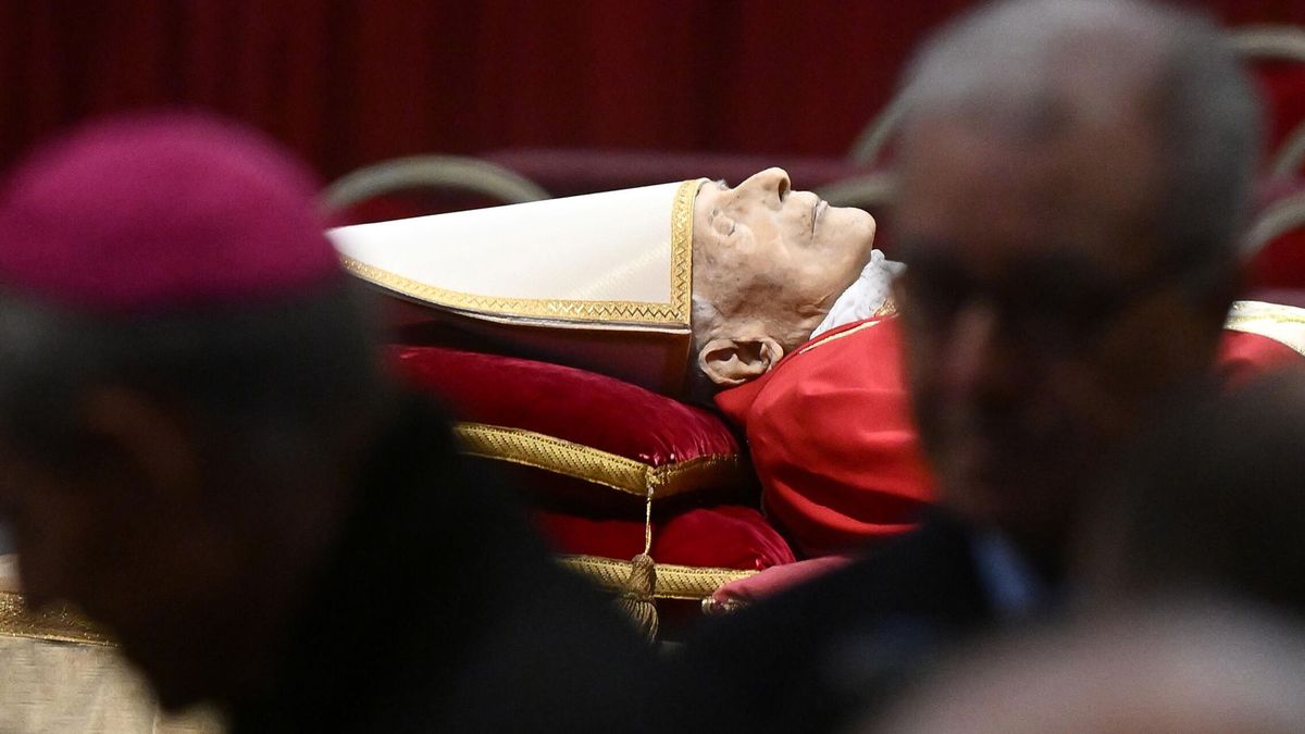 ¿Será enterrado Benedicto XVI como un papa? Estas son las claves de su funeral