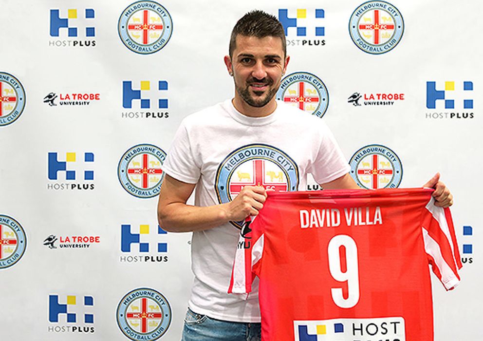 Foto: David Villa posa con la camiseta del Melbourne City tras confirmarse su fichaje.