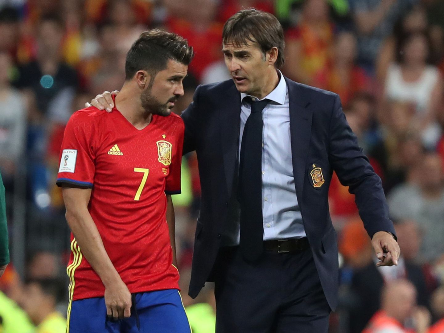 Julen Lopetegui habla con David Villa antes de saltar al césped del Bernabéu. (Reuters)