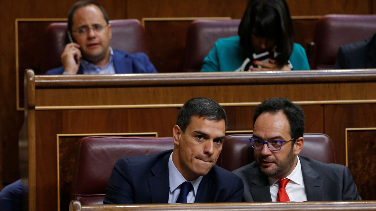 Foto: Pedro Sánchez y Antonio Hernando conversan durante el pleno de constitución del Congreso, este 19 de julio. (Reuters)