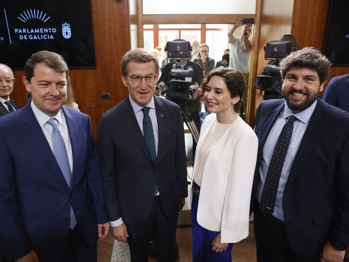 Foto: Feijóo, con Mañueco, Ayuso y López Miras en la toma de posesión de Rueda en Galicia. (EFE/Lavandeira Jr.)