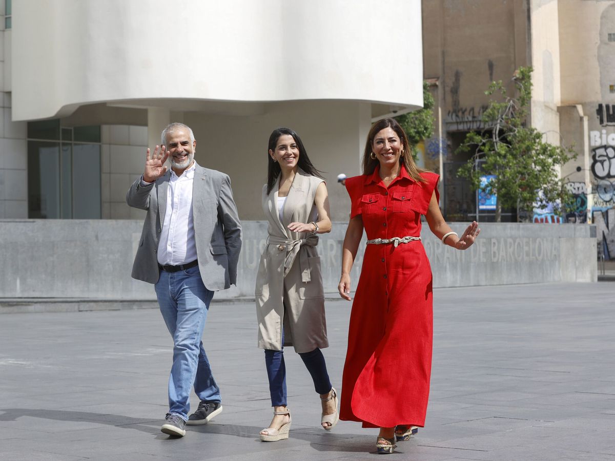 Foto: Luz Guilarte a la izquierda de Inés Arrimadas, acompañadas de Carlos Carrizosa. (EFE/Toni Albir)