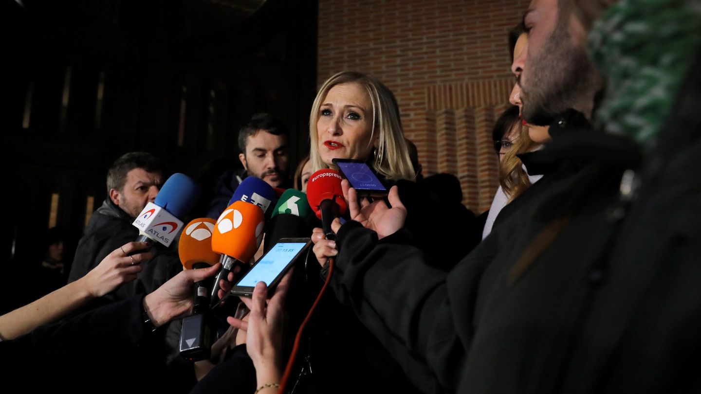 La presidenta de la Comunidad de Madrid Cristina Cifuentes hace declaraciones a la prensa a su llegada al funeral que se celebra por Diana Quer. (EFE)
