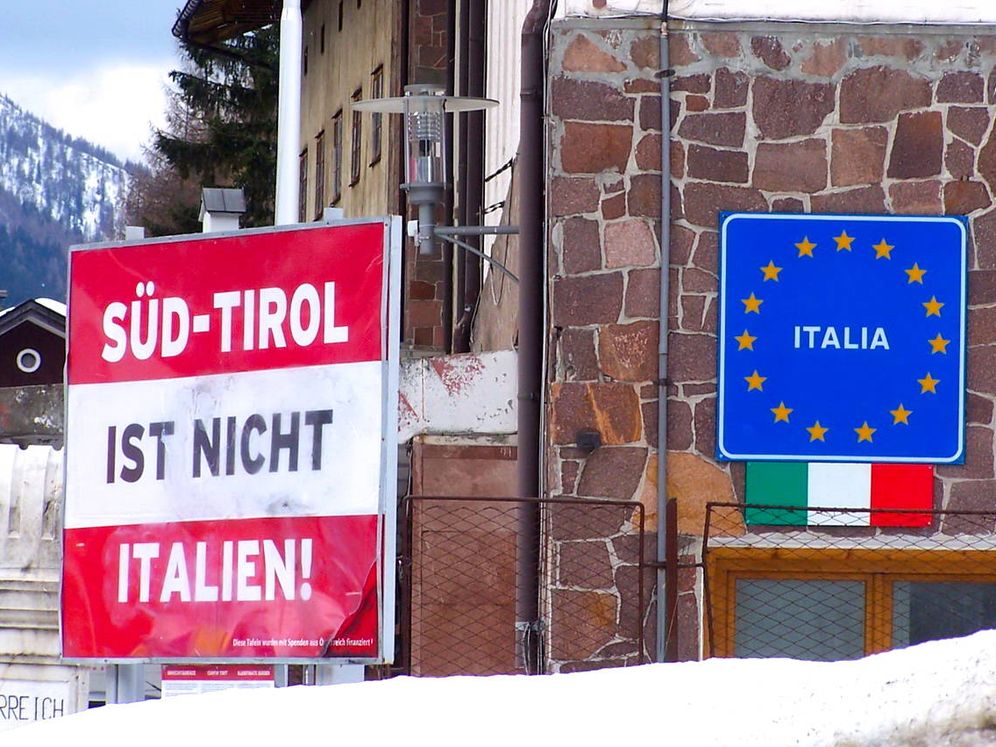 Foto: Cartel pro-independencia del Tirol del Sur en la frontera entre Italia y Austria