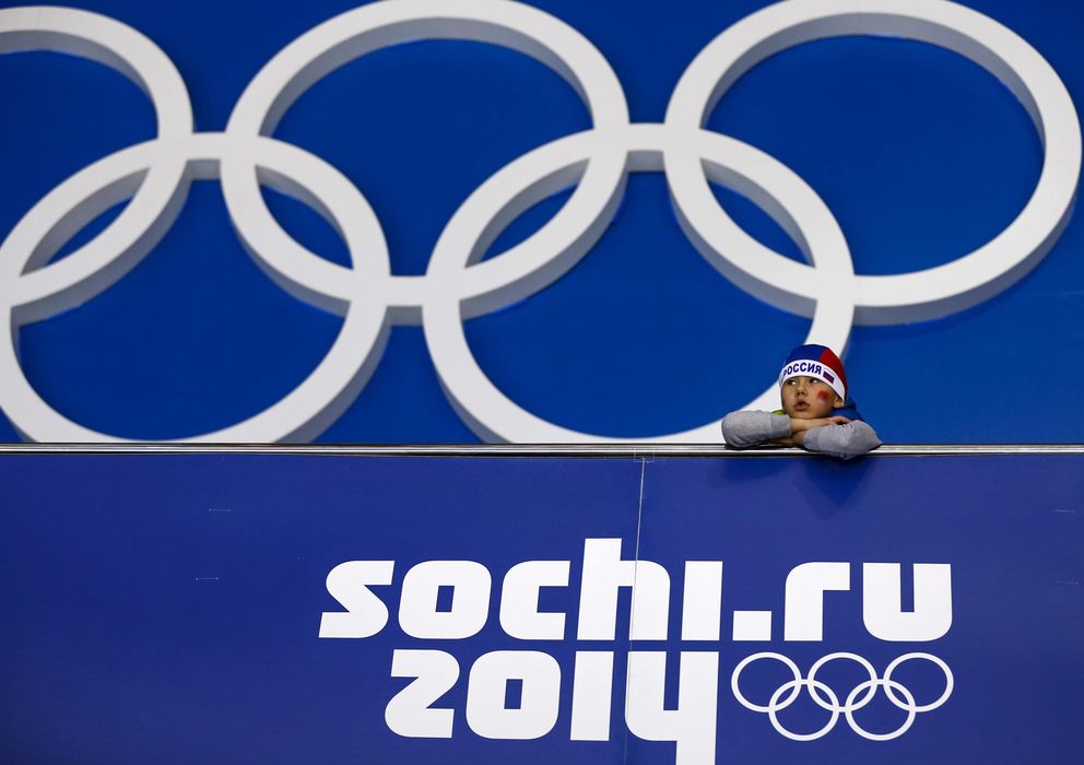 Foto: A joven ruso observa una ronda preliminar en los Juegos Olímpicos de invierno (Reuters)