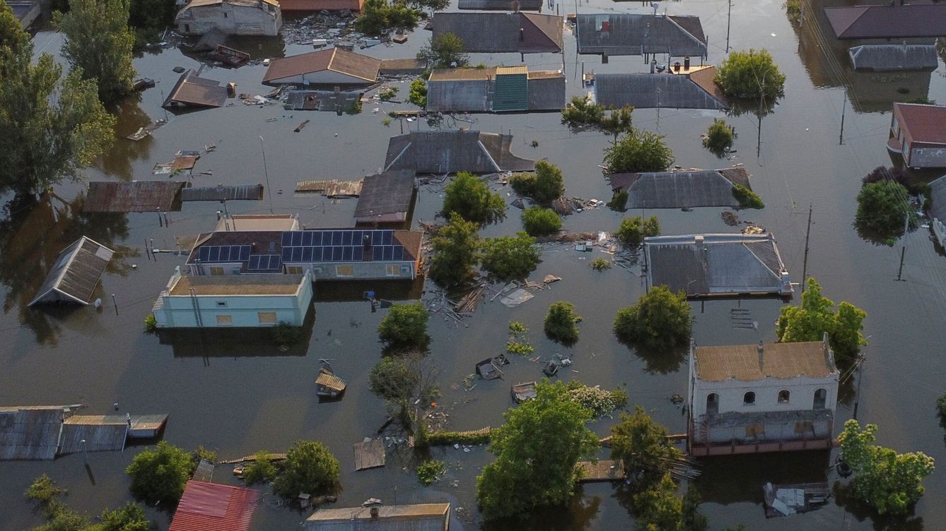 Foto: Territorio ucraniano inundado tras el derribo de la presa de Nueva Kajovka. (Reuters)
