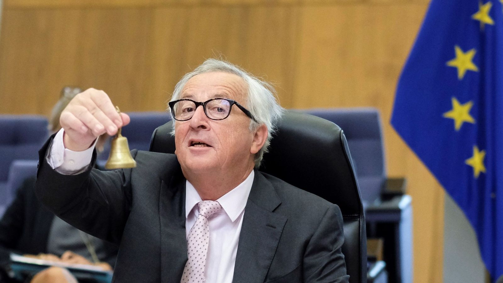 Foto: Juncker llamando al orden, en una reunión semanal del colegio de comisarios (EFE)