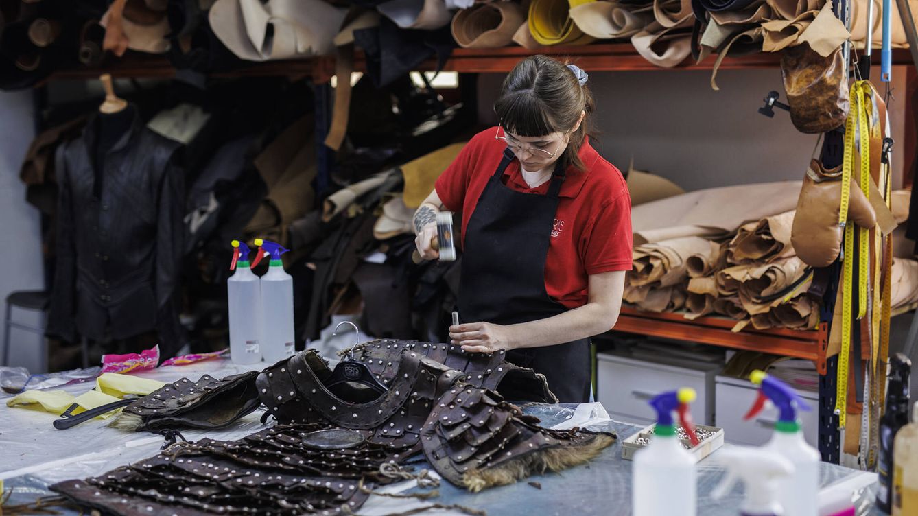 Una de las trabajadores de Peris arregla una prenda de cuero en el taller. (A.M.V.)