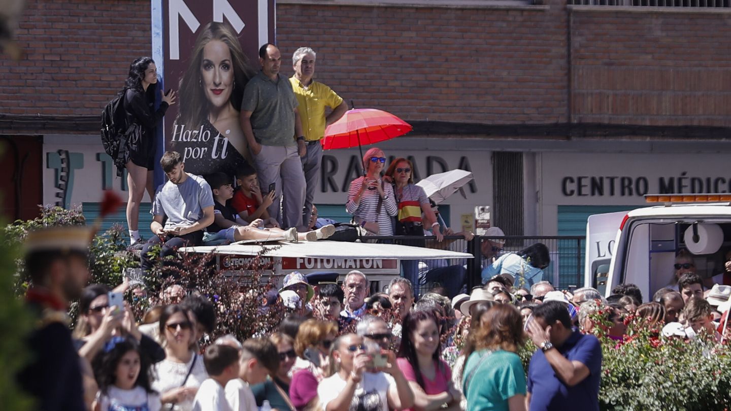 GRANADA, 03 06 2023.- Vecinos de Granada esperan a que comience el desfile del Día de las Fuerzas Armadas este sábado en Granada. EFE  Jorge Zapata 