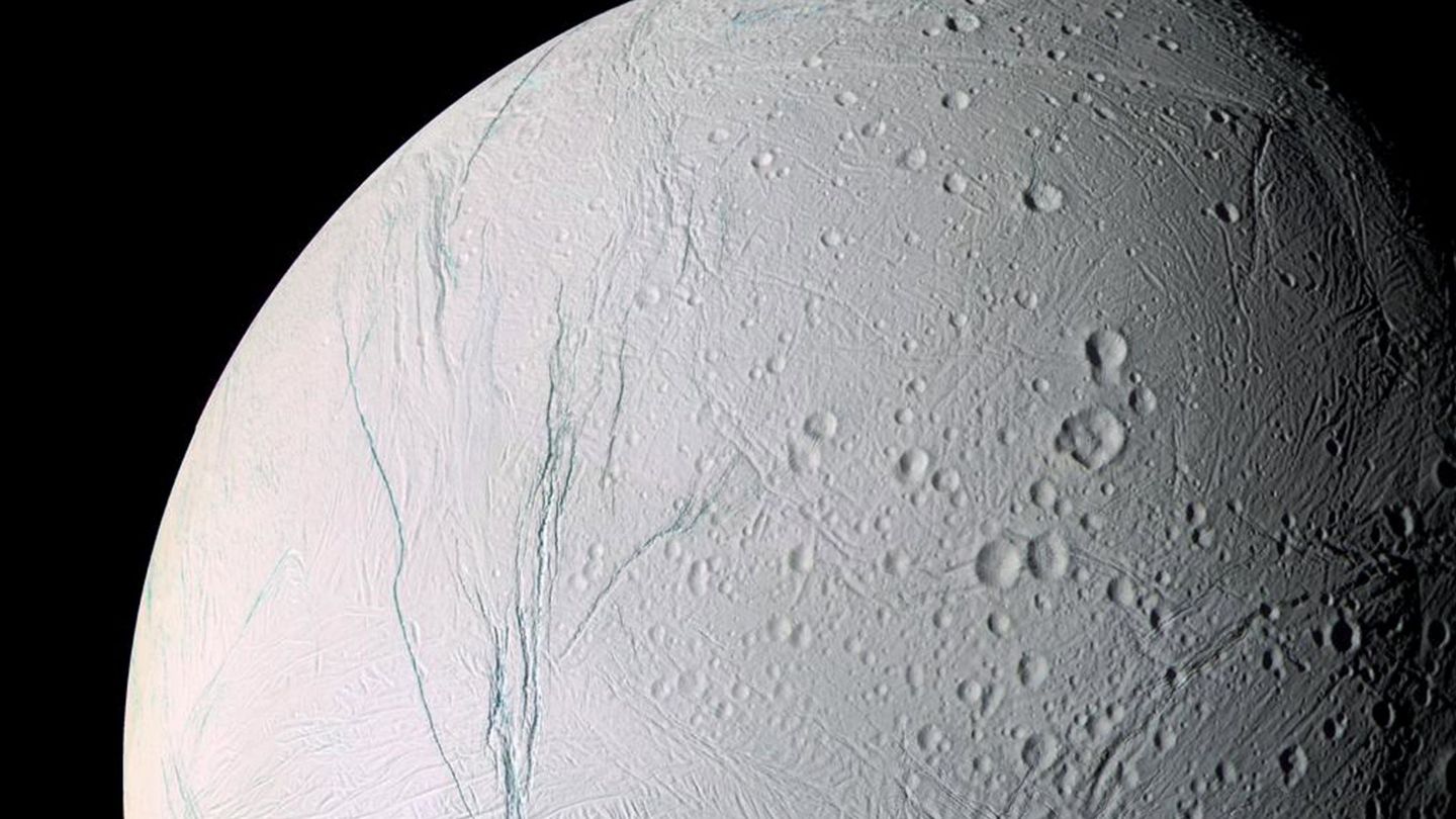 Encelado, luna de Saturno. 
