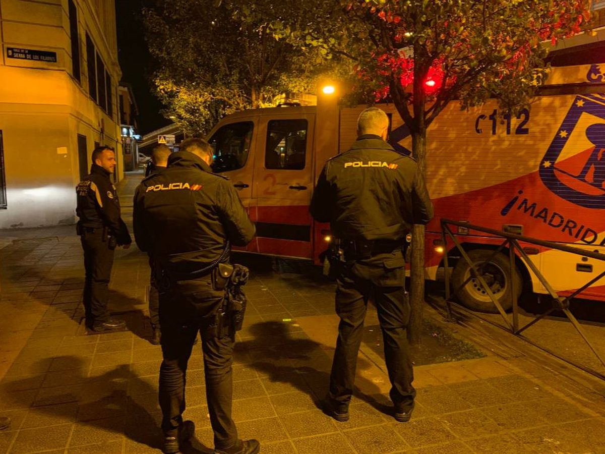 Foto: La Policía y el Samur en el lugar de los hechos. (Servicio de Emergencias de Madrid)