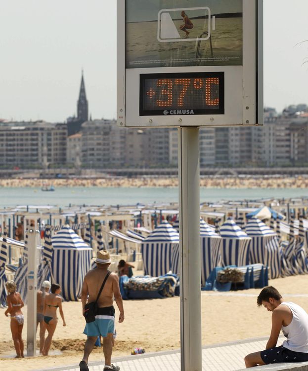 Foto: Donostiarras y visitantes disfrutan en la playa de Ondarreta de San Sebastián. (EFE)