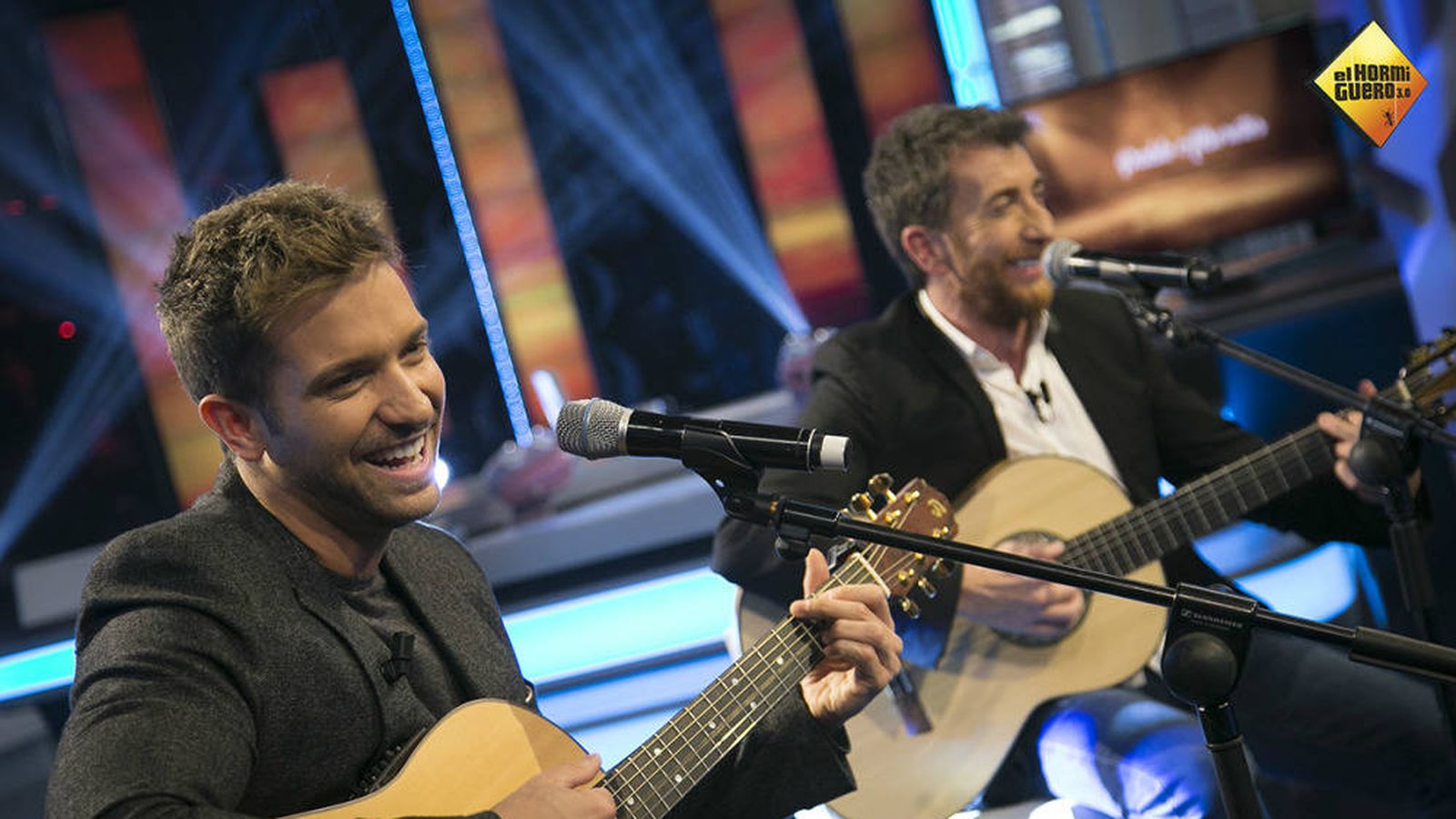 Foto: Pablo Alborán, cantando junto a Pablo Motos. (Atresmedia)