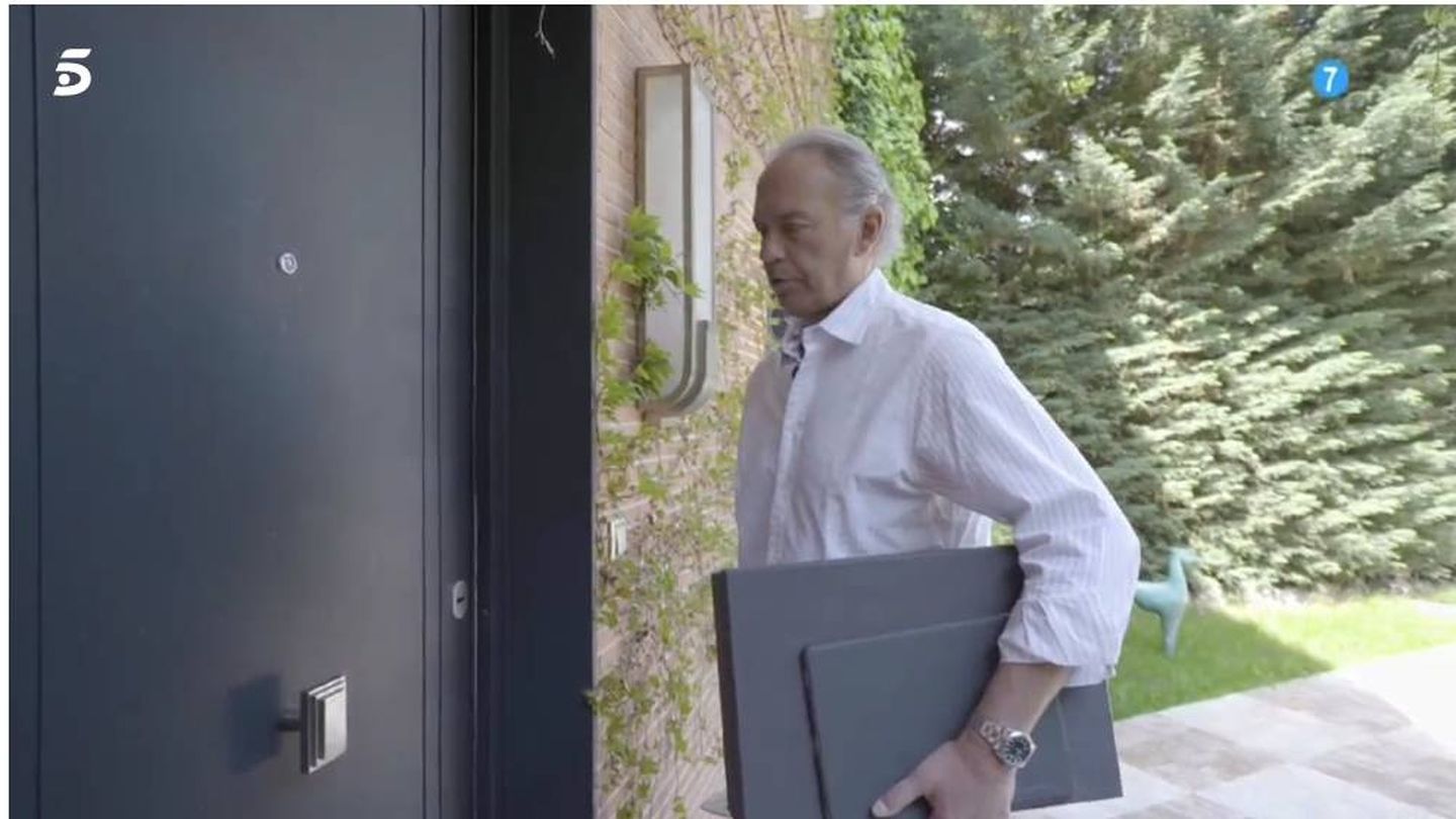 Bertín Osborne, en la puerta de la casa de Jorge Javier. (Mediaset)