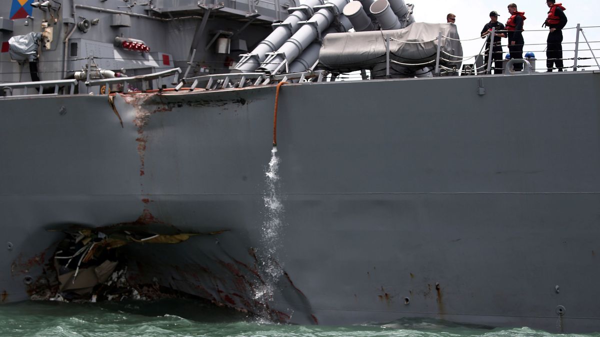 Diez desaparecidos en la colisión entre un destructor de EEUU y un barco mercante