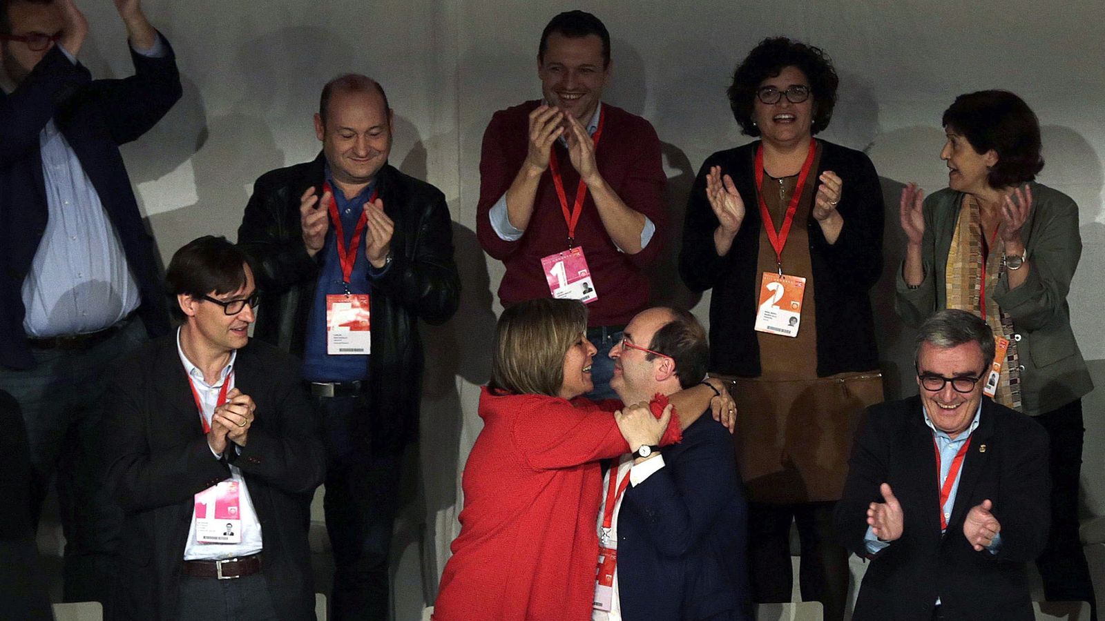 Foto: Miquel Iceta recibe el abrazo de su nueva número dos, Núria Marín, adjunta a la primera secretaría, este 6 de noviembre en la clausura del XIII Congreso. (EFE)
