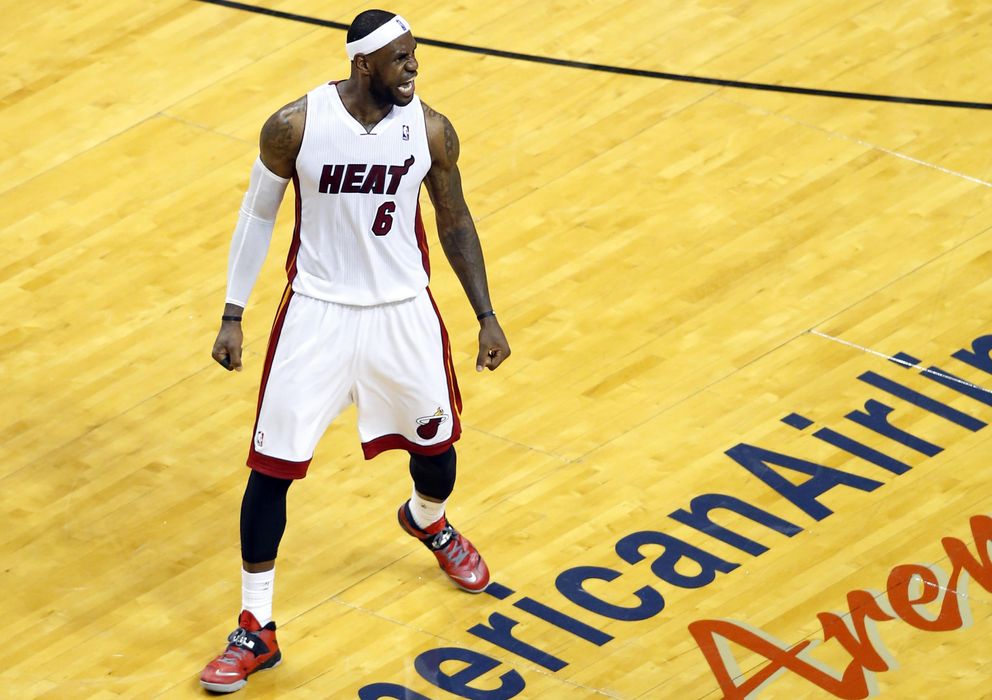 Foto: Lebron James, en un partido con los Miami Heat (Reuters).