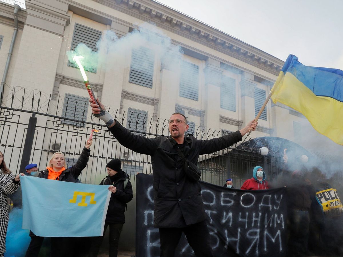 Foto: Activistas ucranianos frente a la Embajada de Rusia en Kiev. (EFE)