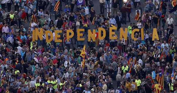 Foto: Asistentes al acto unitario del independentismo a dos días del 1-O, en 2017. (EFE)
