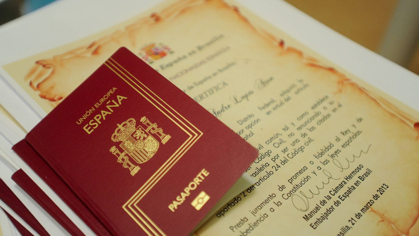 Varios pasaportes españoles entregados a brasileños que adoptaron la ciudadanía española en Brasilia (Brasil) en 2013 (EFE)
