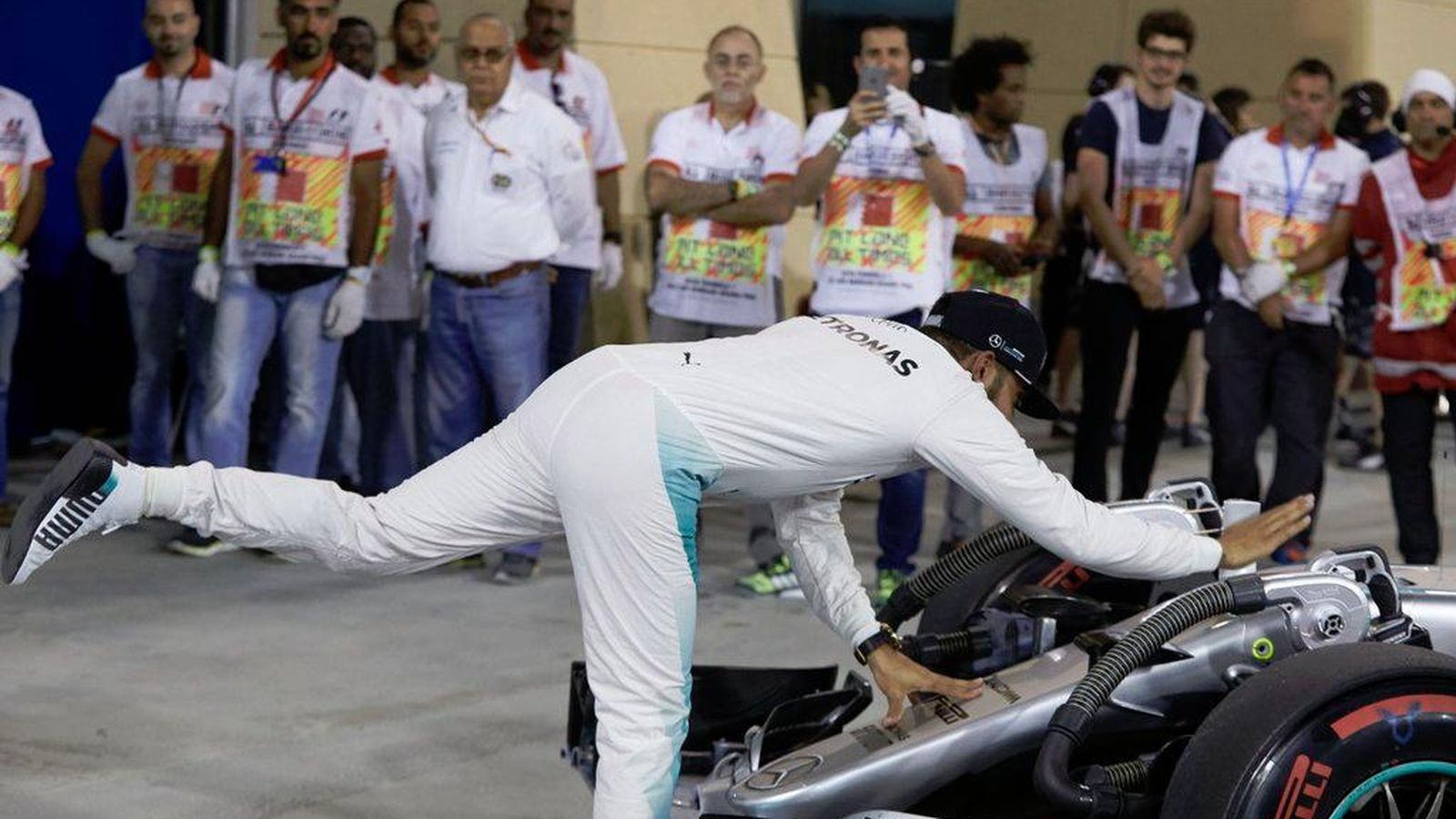Foto: Lewis Hamilton 'dando' las gracias a su W07 tras la clasificación del sábado.