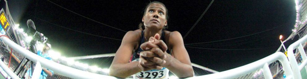 Foto: Una compañera de Marion Jones no quiere perder su medalla en el relevo 4x100 en Sydney