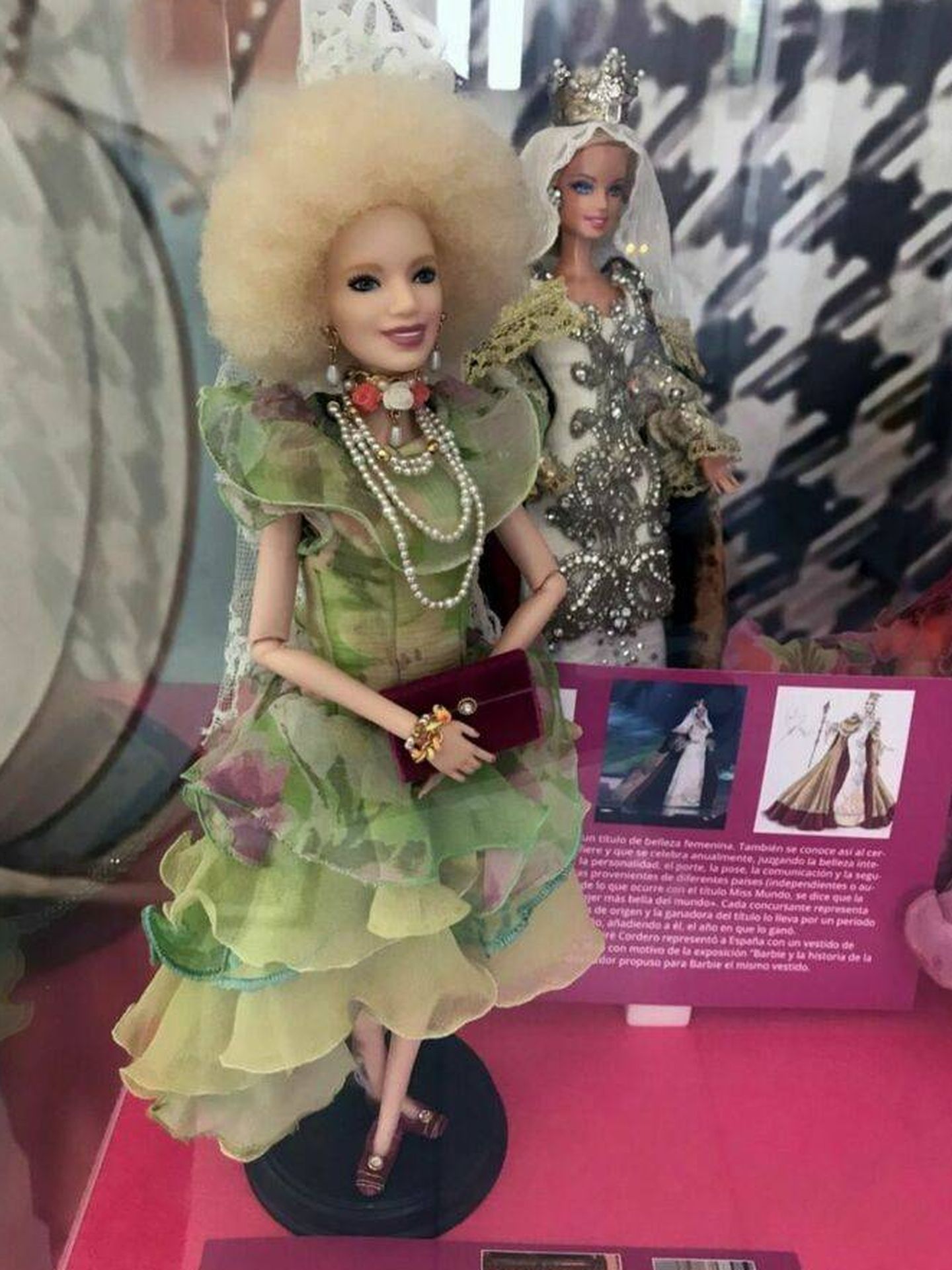Barbie Cayetana de Alba, junto a la Barbie Reina Letizia. (EFE)