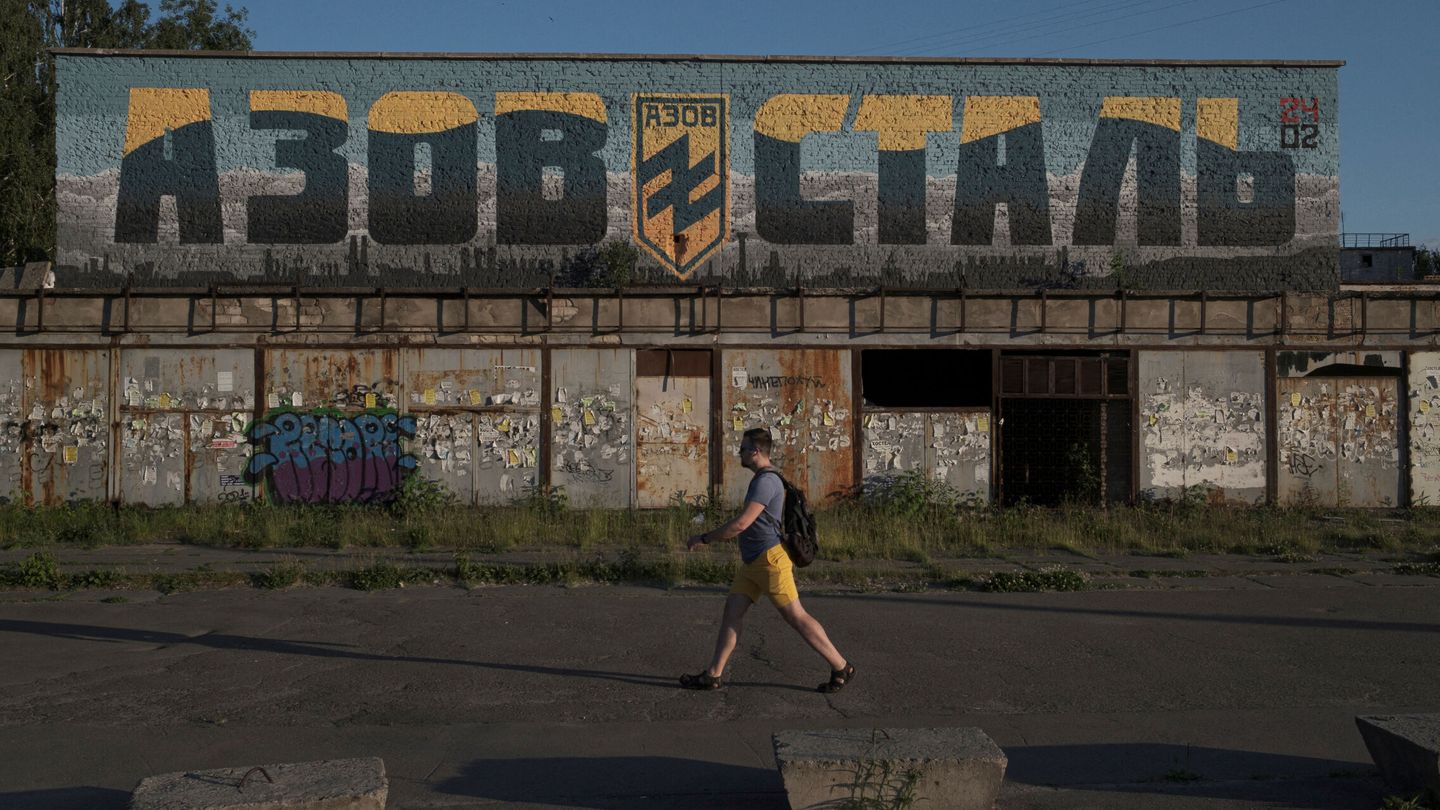 Una pintura a favor del batallón de Azov. (Reuters/Marko Djurica)