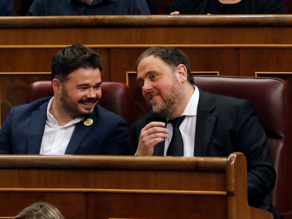 Foto: Oriol Junqueras, junto a Gabriel Rufián (d), al inicio de la última sesión constitutiva de las Cortes Generales. (EFE)