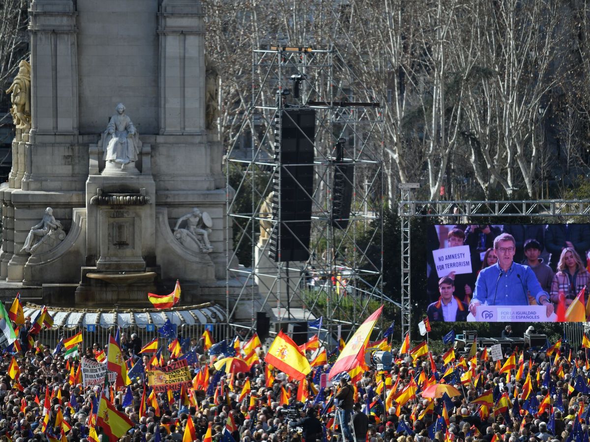 Foto: El PP se manifiesta en el centro de Madrid contra la amnistía (Fernando Sánchez/Europa Press)