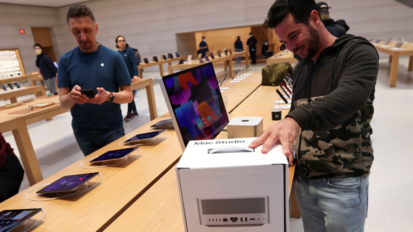 El nuevo Mac Studio en una Apple Store. (Reuters/Mike Segar)