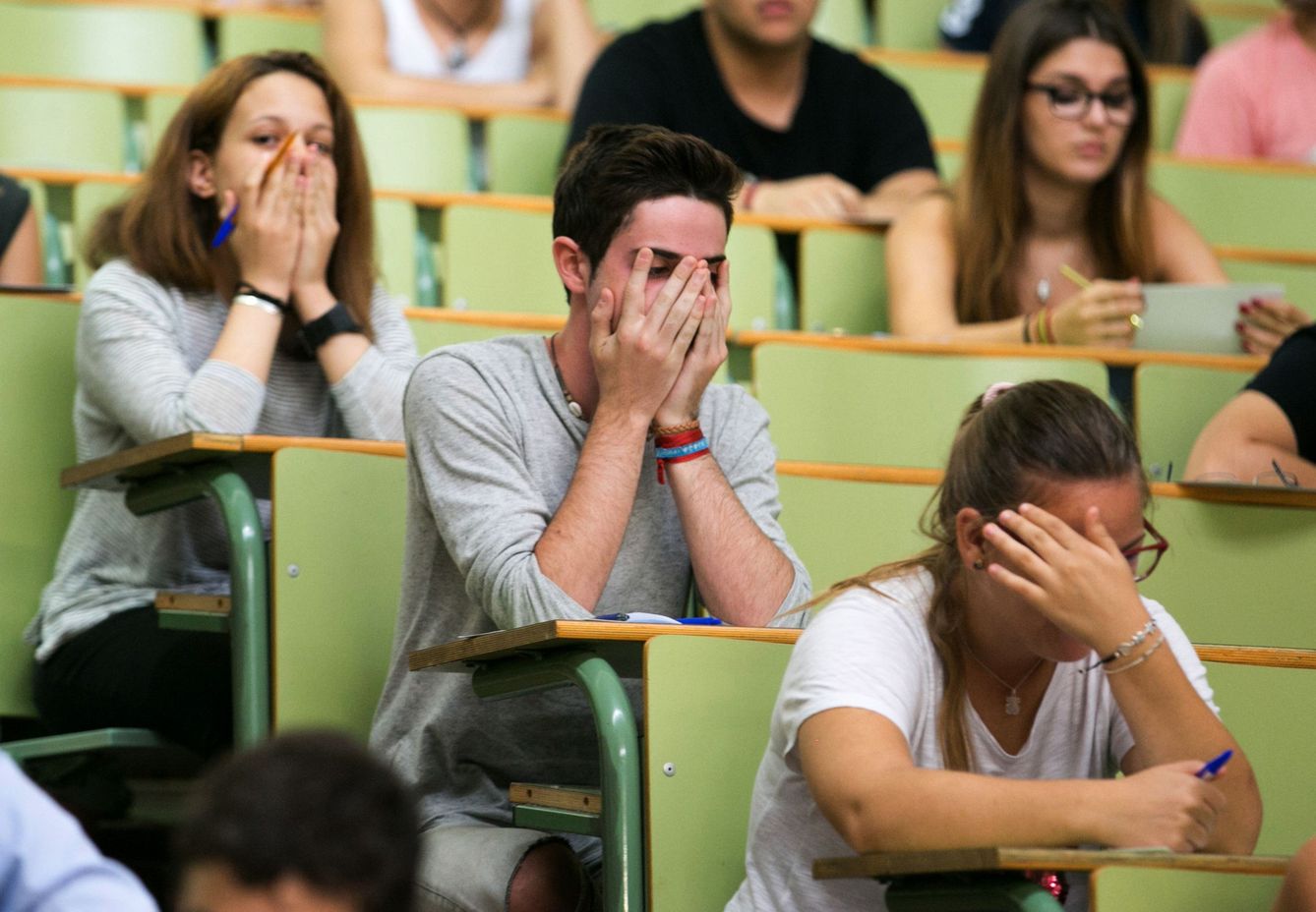 Estudiantes concentrados durante un examen. (EFE)