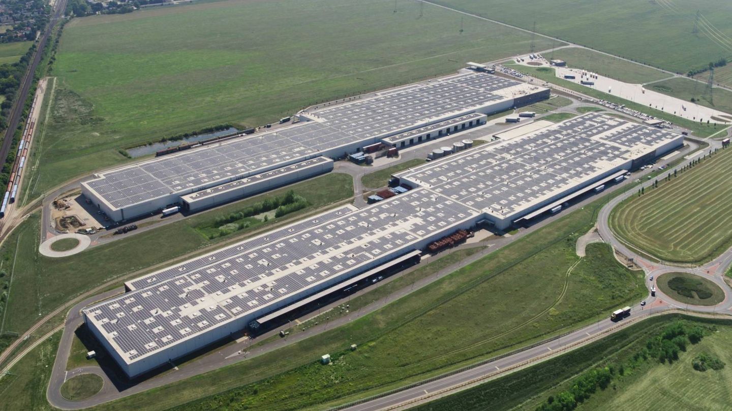 La planta de Audi en Gyor, Hungría, tiene el techo fotovoltaico más grande de Europa, 160.000 metros cuadrados.   