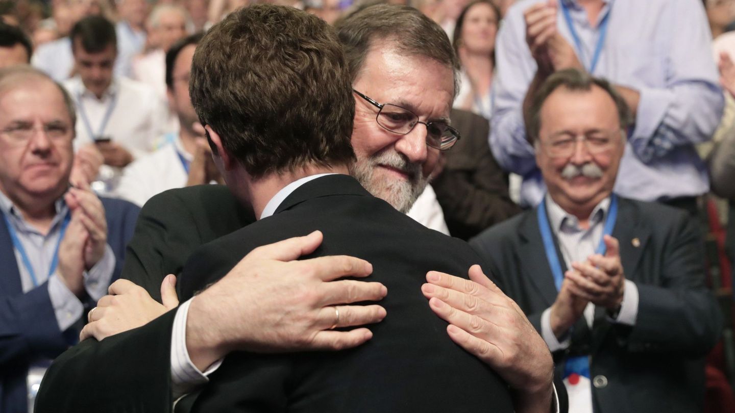 Mariano Rajoy felicita a Pablo Casado, tras haber sido elegido presidente del PP. (EFE)