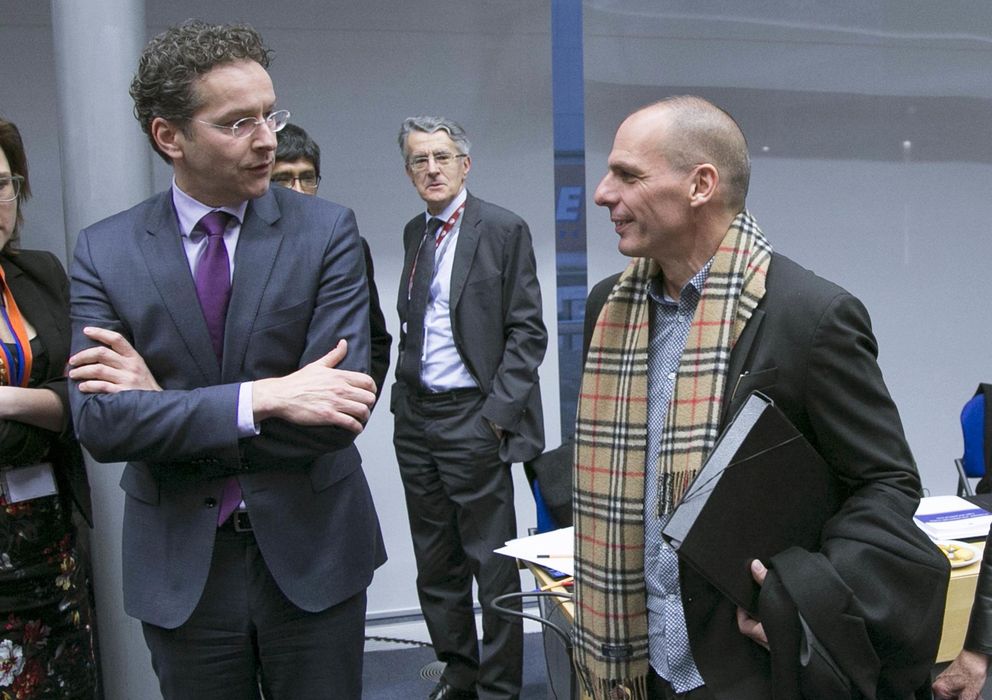 Foto: Varufakis ante Dijsselbloem en la reunión del Eurogrupo. (Reuters)