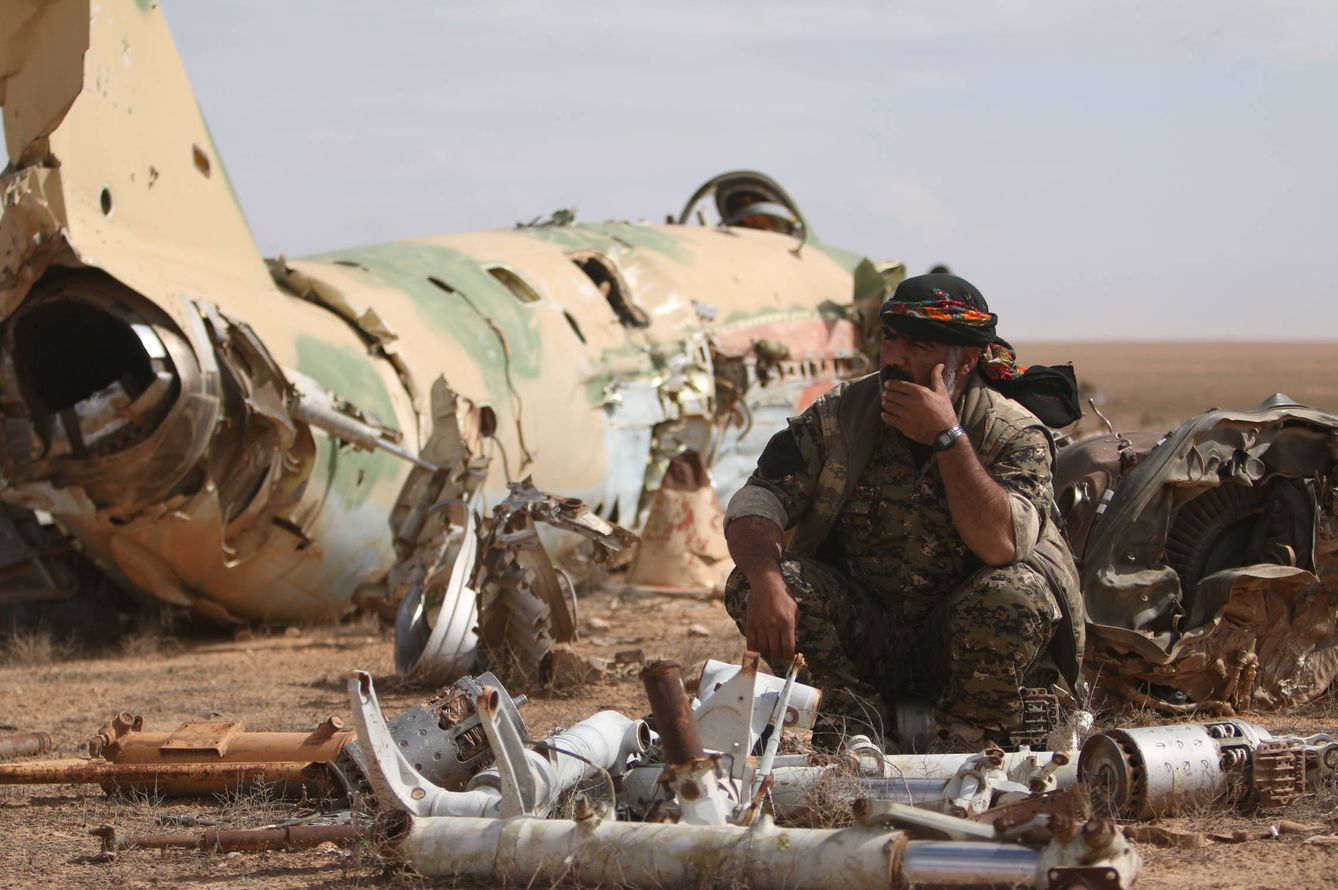 Un combatiente de las SDF descansa tras la toma del aeropuerto militar de Tabqa, al oeste de Raqqa. (Reuters)