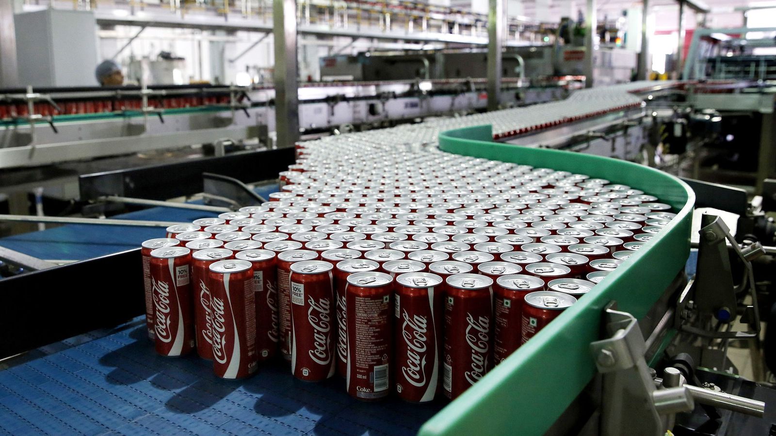 Foto: Latas de Coca Cola en una fábrica de la compañía. (EFE)