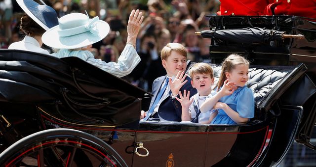George, Louis y Charlotte, de camino a Buckingham. (Reuters/Peter Nicholls)