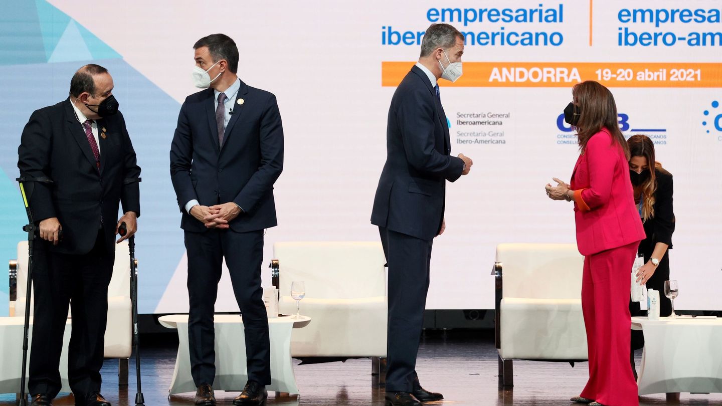 El rey Felipe VI habla con la secretaria general iberoamericana, Rebeca Grynspan en presencia del presidente del Gobierno, Pedro Sánchez (2i) y el presidente de Guatemala, Alejandro Giammattei (i). (EFE)