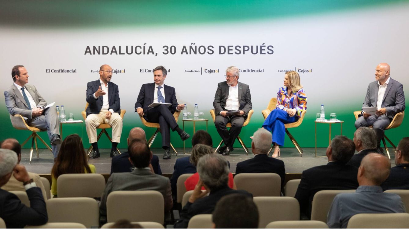 Foto: Mesa debate 'Andalucía, 30 años después: la evolución económica'. 
