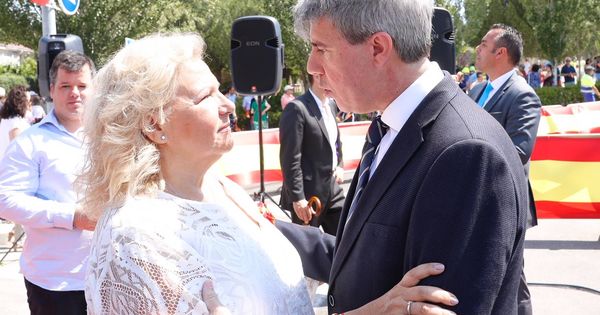Foto: Ángeles Pedraza, la nueva comisionada para las Víctimas del Terrorismo, con el presidente madrileño, Ángel Garrido.