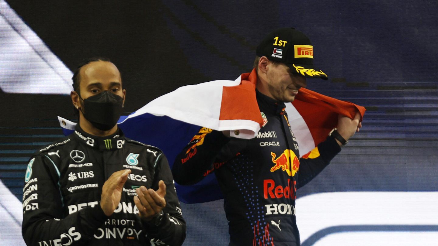 Verstappen y Hamilton, en la entrega de premios. (Reuters/Hamad I Mohammed)
