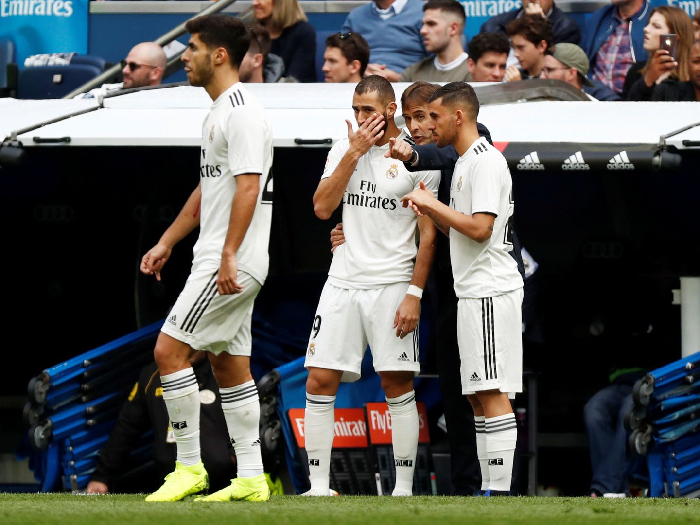 Lopetegui da instrucciones Benzema y Ceballos durante el Real Madrid-Levante jugado este sábado. (Reuters)