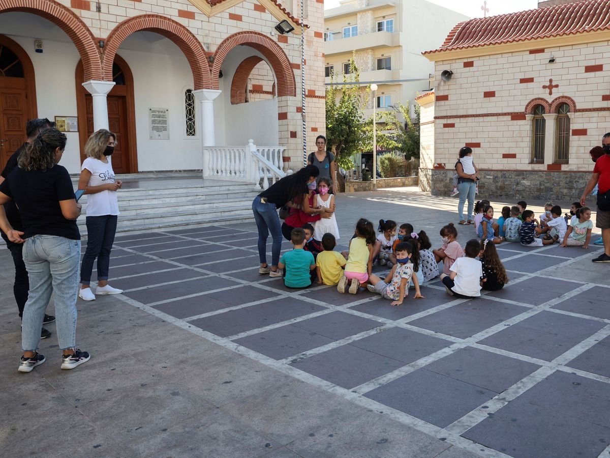 Foto: Evacuación de niños en una escuela de Heraclión, en Creta. (Reuters)