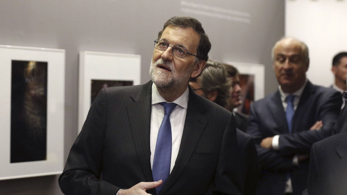 Mariano Rajoy con el director del Instituto Cervantes, Víctor García de la Concha. (EFE)