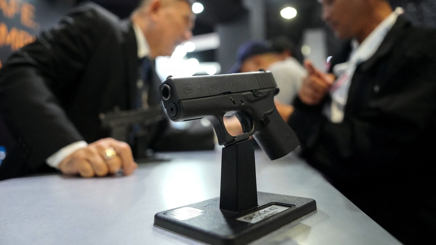 Pistola Glock en una exposición de armas.