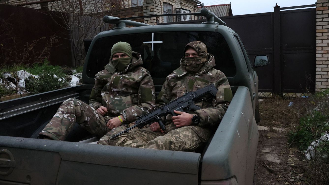 Foto: Dos soldados del Ejército Ucraniano. (Reuters/Leah Millis)