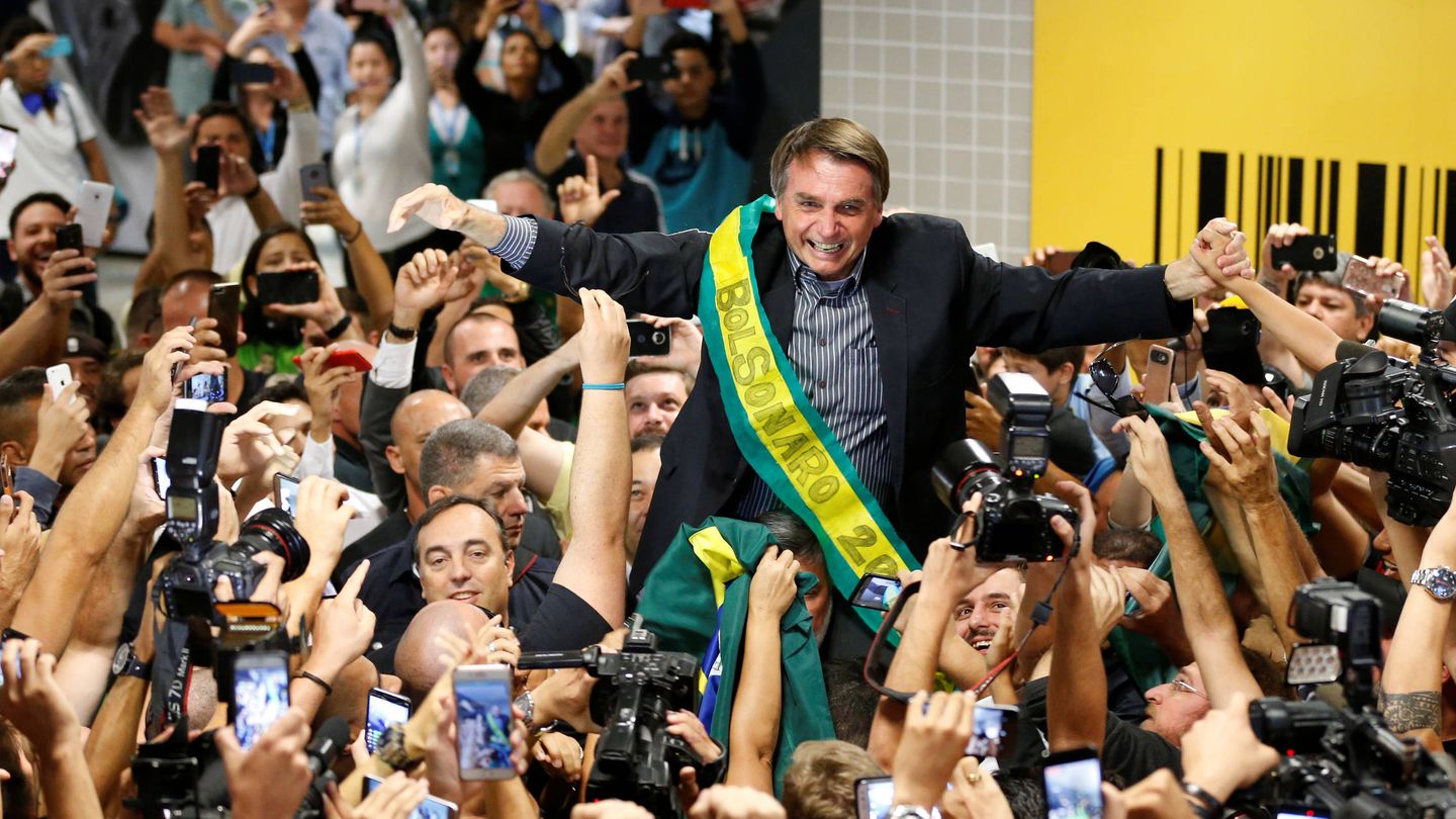 Jair Bolsonaro, pre-candidato para las presidenciales en Brasil, rodeado de simpatizantes en Curitiba. (Reuters)