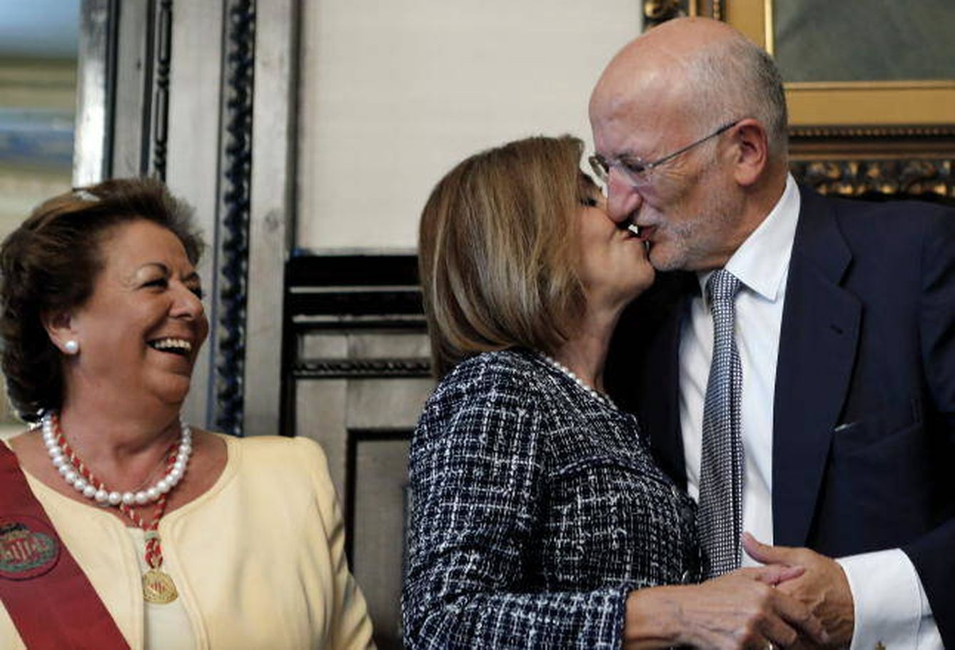 Juan Roig besa a su mujer ante los ojos de Rita Barberá (EFE)